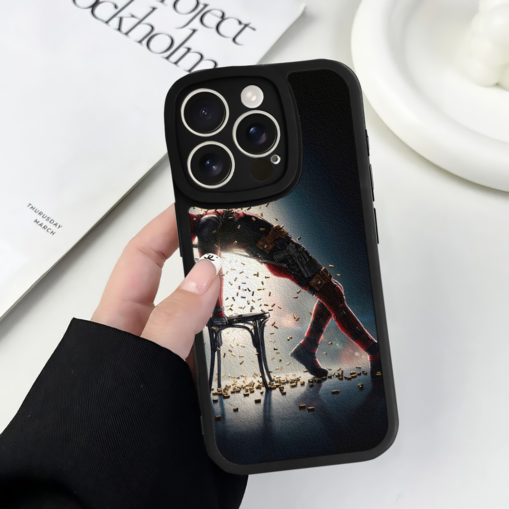 （画像用） Deadpool デッドプール 【iPhone 16シリーズ対応】シリコンスマホケース（レザー調） 材質：シリコン